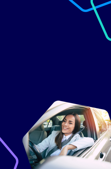 Foto de mulher ao volante sorrindo, com uma mo direita no volante e o cotovelo esquerdo apoiado na janela aberta.
