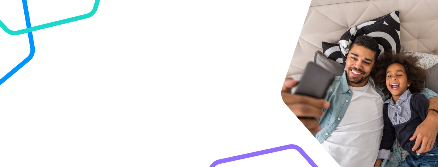 Foto de homem fazendo selfie com crian�a.