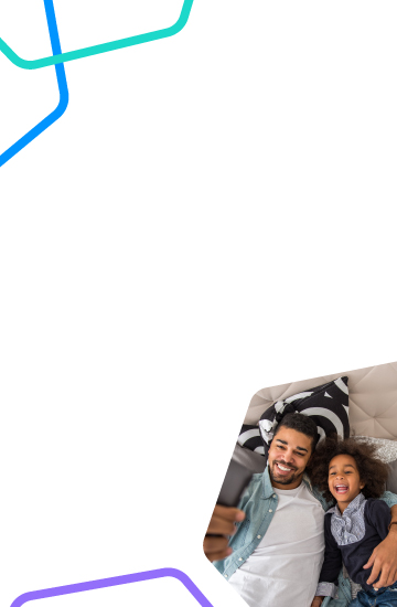 Foto de homem fazendo selfie com crian�a.