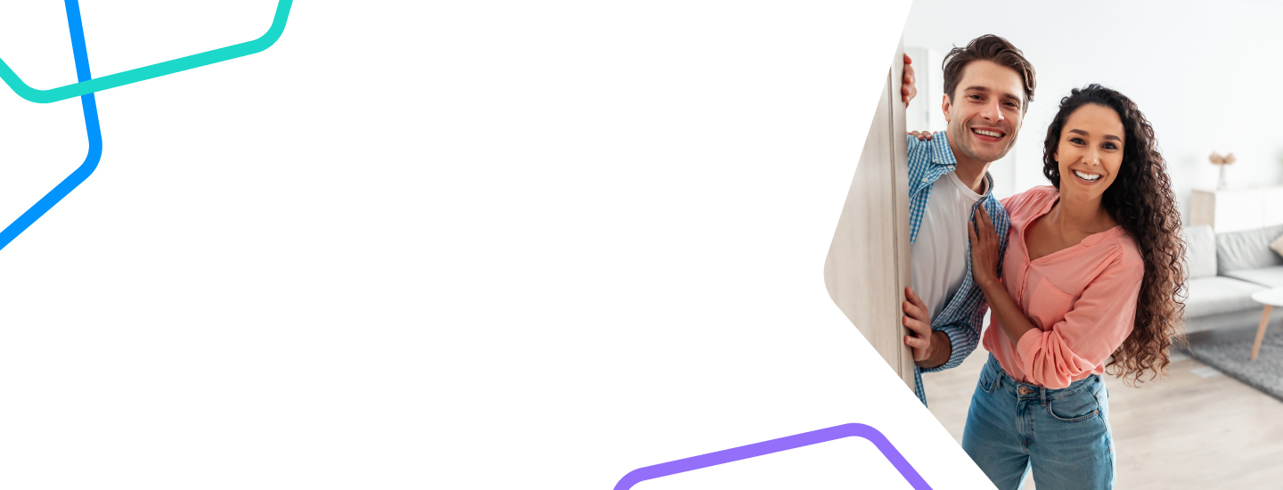 Foto de casal abrindo a porta de casa para recepcionar visita.