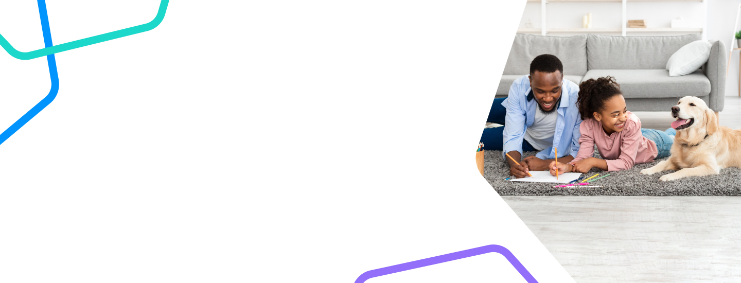 Foto de homem com adolescente e cachorro deitados no ch�o, apoiando os bra�os para escrever em folha no ch�o.