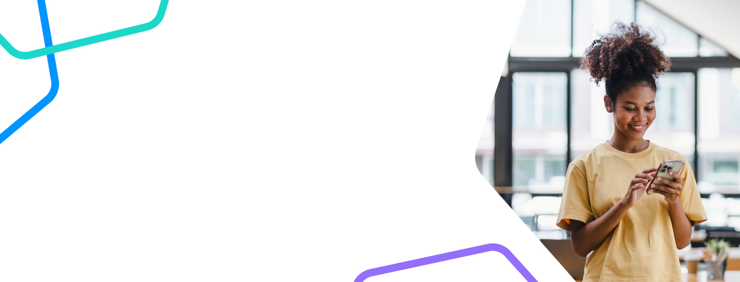 Foto de jovem utilizando seu celular.