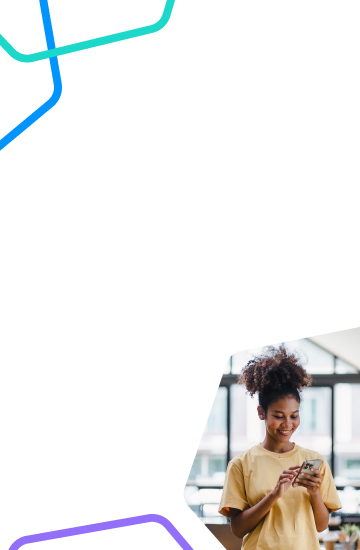 Foto de jovem utilizando seu celular.