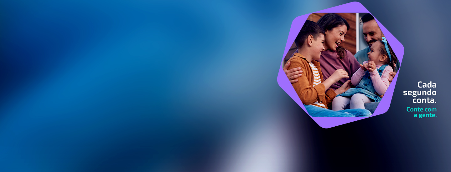 M�e, pai, menino e menina, sentados e rindo