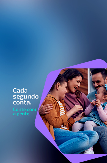 M�e, pai, menino e menina, sentados e rindo