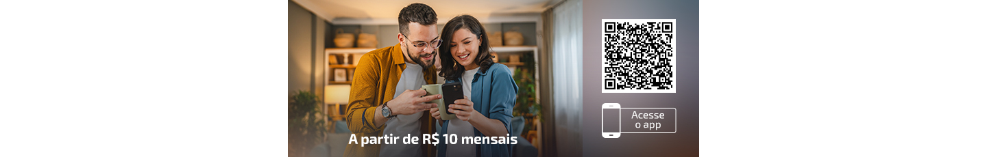 Casal acessando o celular para contratar o Seguro Vida Digital, a partir de 10 reais, mais o QR Code