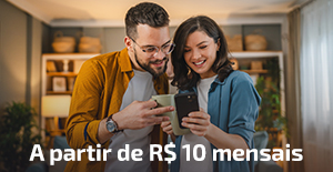 Casal acessando o celular para contratar o Seguro Vida Digital, a partir de 10 reais
