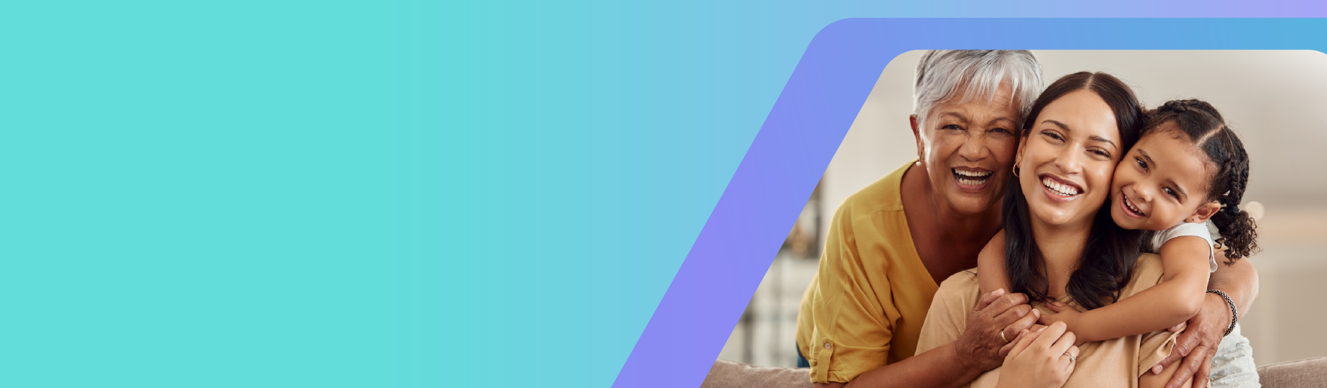 Foto de mulheres de tr�s gera��es se abra�ando.